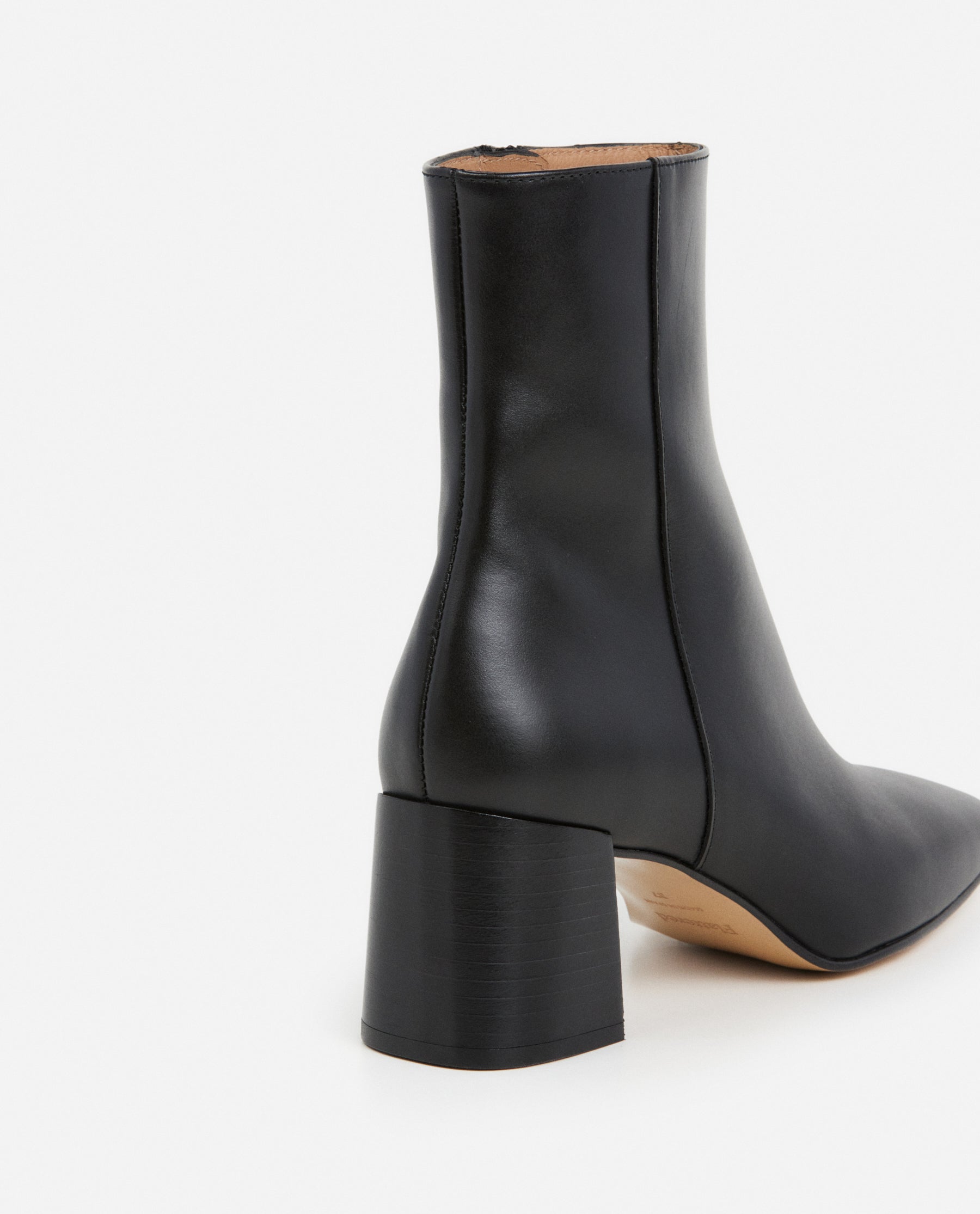 Cay Leather Black
